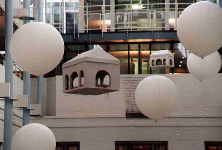 'Installatie atrium Economische Zaken' (1999) 17 ballonnen met een doorsnede van 0,85 cm dragen ieder een huisje